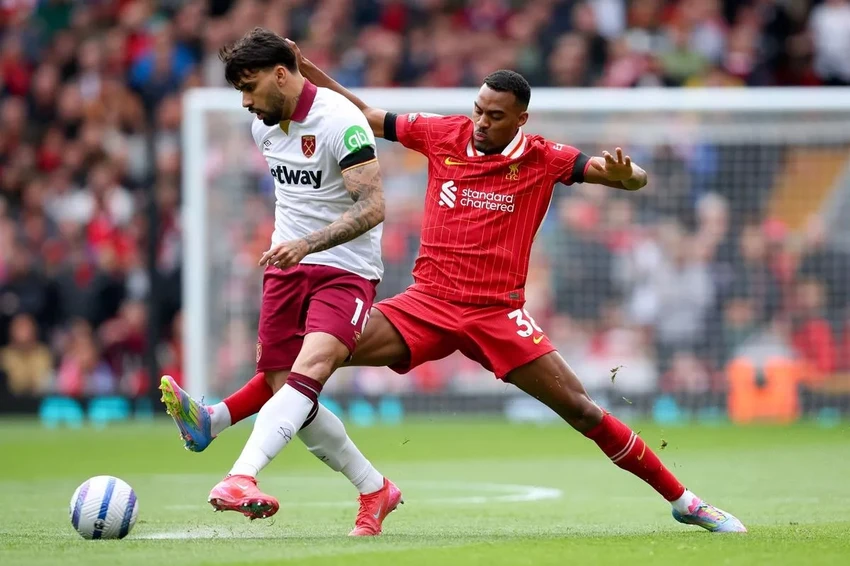 Gravenberch đang chơi rất hay và vẫn là một phần trong đội hình trong mơ của Liverpool mùa tới. ẢNH: GETTY liverpool-Gravenberch's.jpg