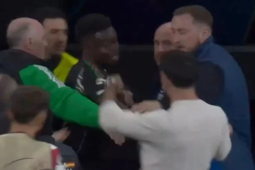Saka nổi giận trong đường hầm sân Bernabeu vì hành động gây hấn của Carvajal. ẢNH: UEFA Saka nổi giận trong đường hầm,SAKA