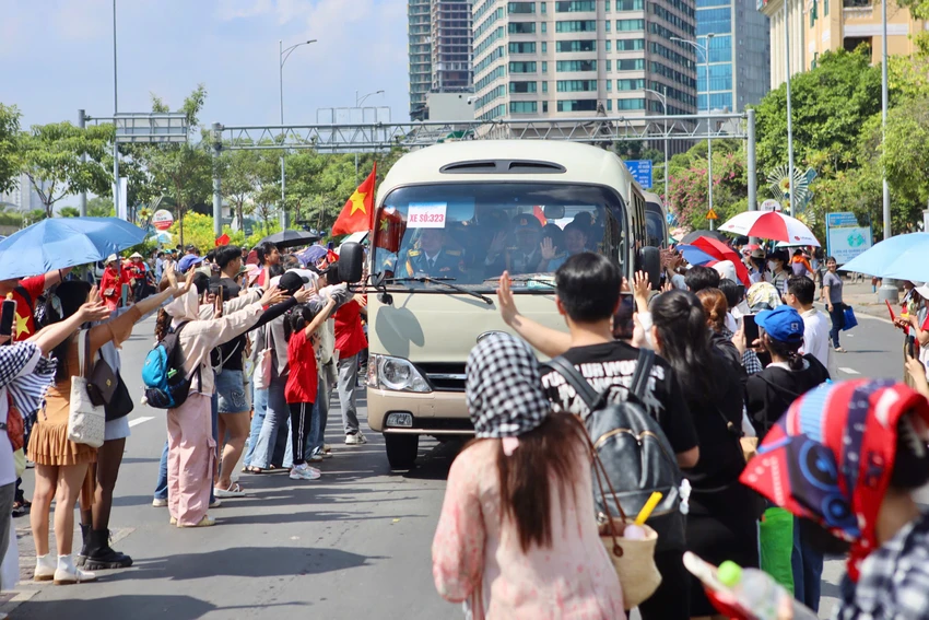 Người dân chia tay các chiến sĩ trong đoàn diễu binh. b13.jpg