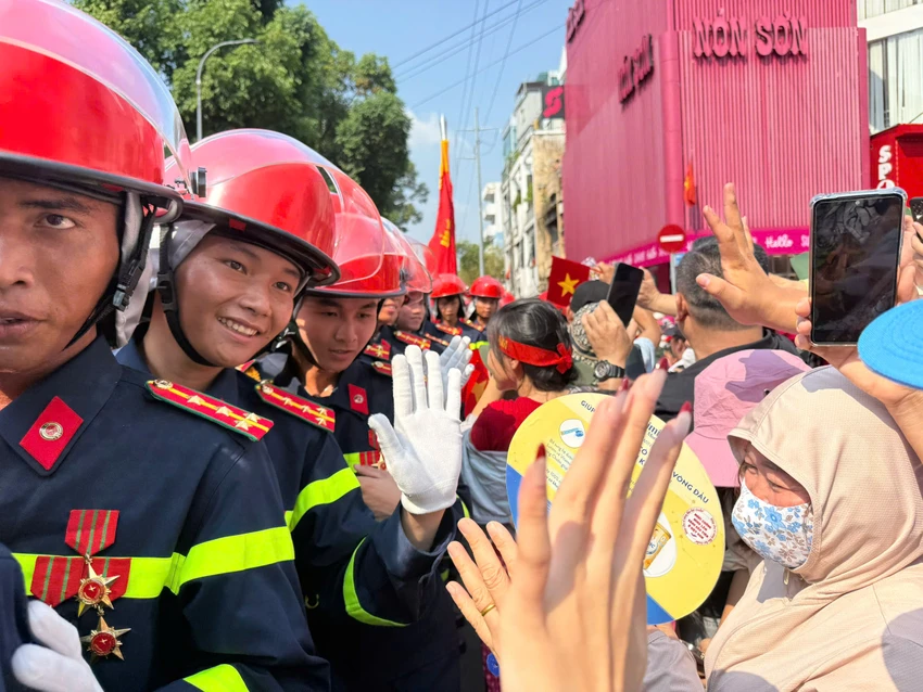 Người dân hào hứng "đập tay" cùng các chiến sĩ sau khi kết thúc lễ diễu binh, diễu hành. b26.jpg