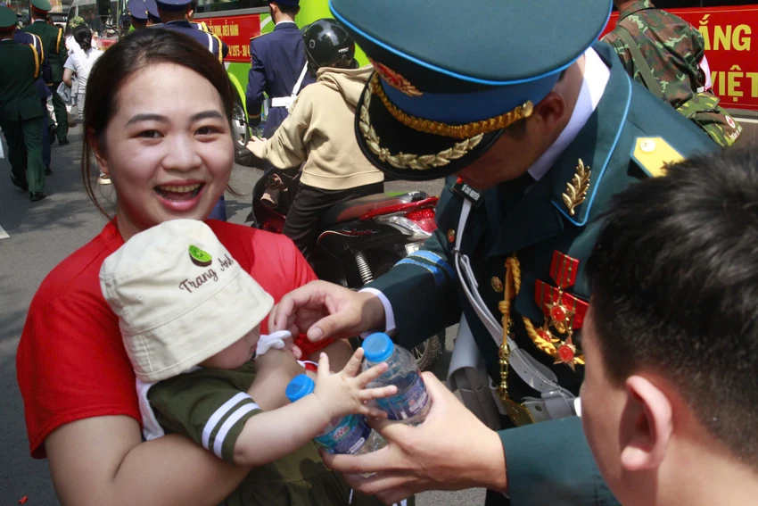 Trung úy Tô Cao Nguyên cùng vợ và con gái. giadinh-anhnguyen1.jpg