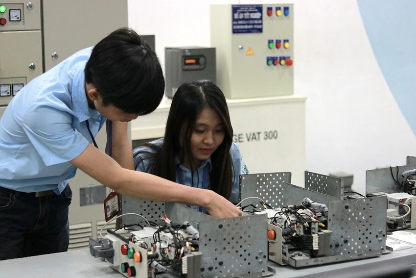 Sinh viên ngành vi mạch đang được các công ty công nghệ săn đón. Ảnh: HCMUTE ki-su-vi-mach-nhan-luong-khung.jpg