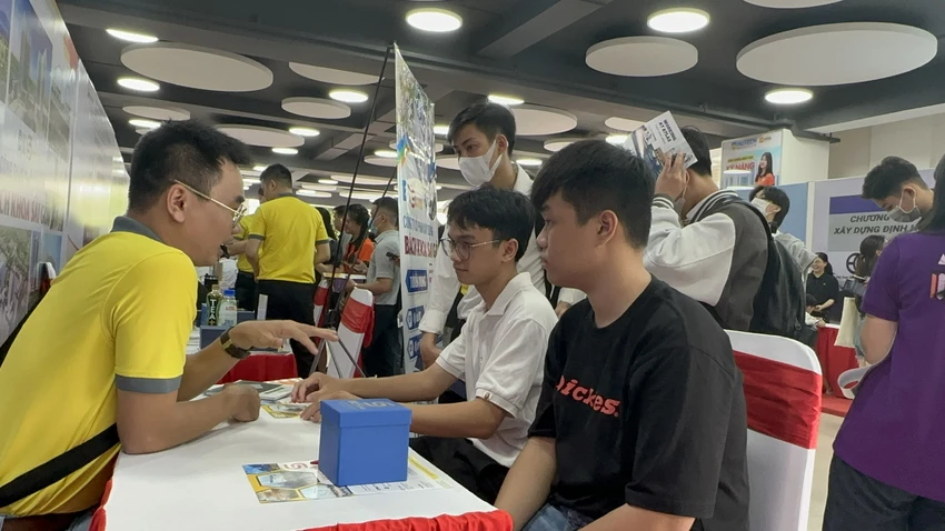 Sinh viên tham gia phỏng vấn tuyển dụng từ các doanh nghiệp tại TP.HCM. Ảnh: P.ĐIỀN thất nghiệp