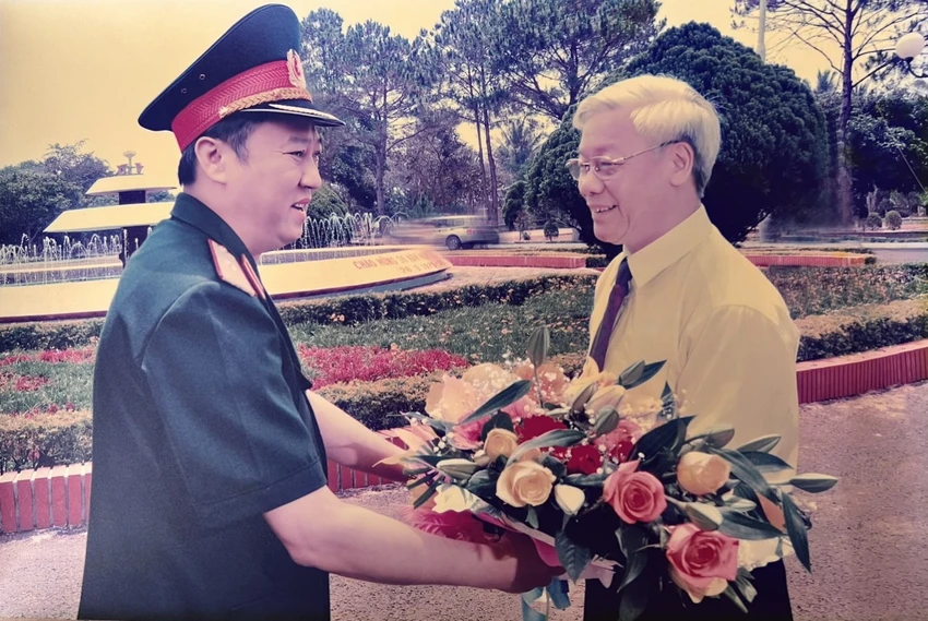 Tư lệnh Quân đoàn 3 Nguyễn Đức Hải đón Tổng Bí thư Nguyễn Phú Trọng vào thăm, làm việc với Quân đoàn 3 tại Tây Nguyên. Ảnh: NĐH tong-bi-thu-1.jpg