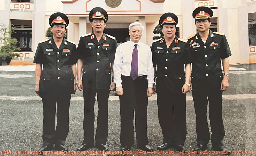 Tổng Bí thư Nguyễn Phú Trọng đến thăm và làm việc tại Quân đoàn 3, ngày 16-4-2011. Ảnh: NĐH tong-bi-thu-2.jpg