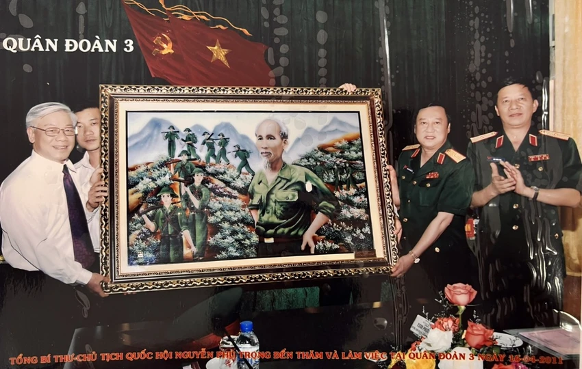 Tổng Bí thư Nguyễn Phú Trọng tặng ảnh Bác Hồ cho Quân đoàn 3. Ảnh: NĐH Tổng Bí thư Nguyễn Phú Trọng: Tư duy tầm chiến lược về quốc phòng – quân sự