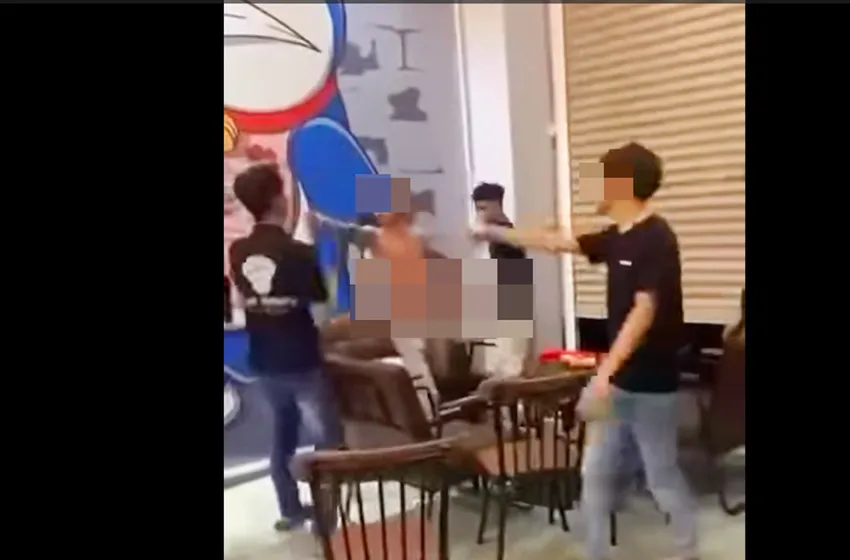 Chủ quán và nhân viên quán Tủn Garden ở huyện Sa Thầy đóng cửa, hành hung dã man đối với em NMQ. Ảnh cắt từ clip. Chủ quán và nhân viên đóng cửa đánh người