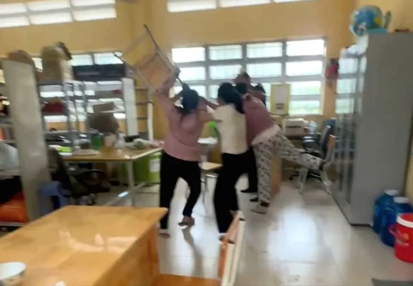 Đoạn video đăng tải cảnh thân nhân nữ sinh lớp 10 vào trường tìm gặp thầy giáo T. Ảnh cắt từ clip. nu-sinh-lop-10-8377-8418.jpg