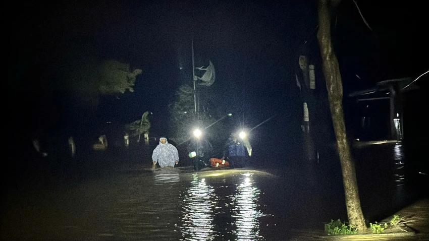 Đến chiều tối, nước triều tiếp tục dâng khiến một số hộ dân ở tổ dân phố An Bình Đông bị cô lập, không thể ra ngoài. Ảnh: XH