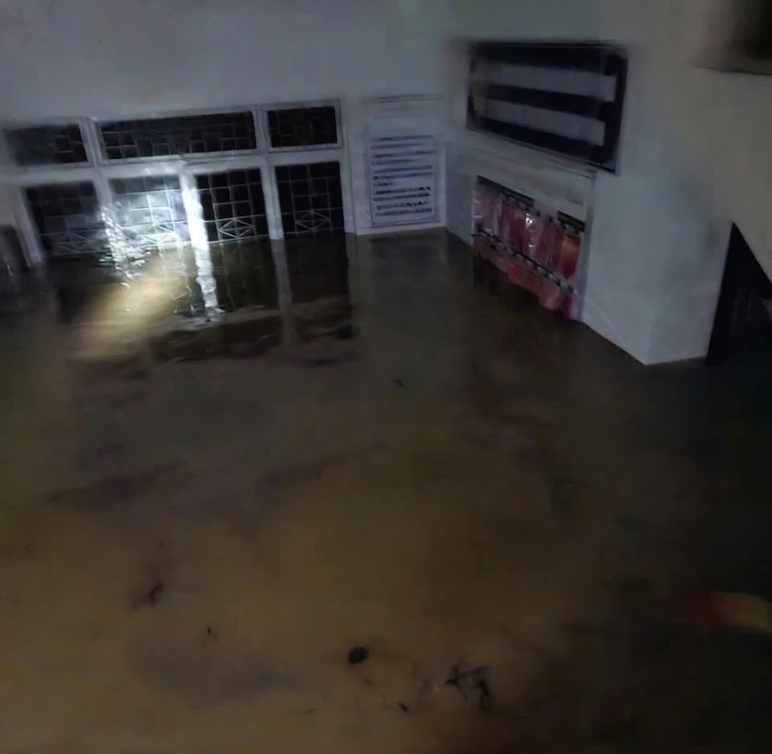 Trụ sở HĐND xã Phú Mỡ, nước dâng cao hơn 2m.