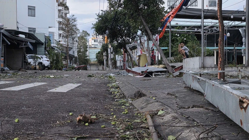 Phóng viên PLO ghi lại những hình ảnh thiệt hại đầu tiên ở tâm bão Quy Nhơn. Ảnh: HUỲNH HẢI