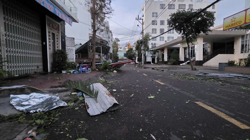 Bão số 13 gây nhiều thiệt hại, hàng trăm cuộc gọi cầu cứu, chính quyền túc trực xuyên đêm ứng phó - 12