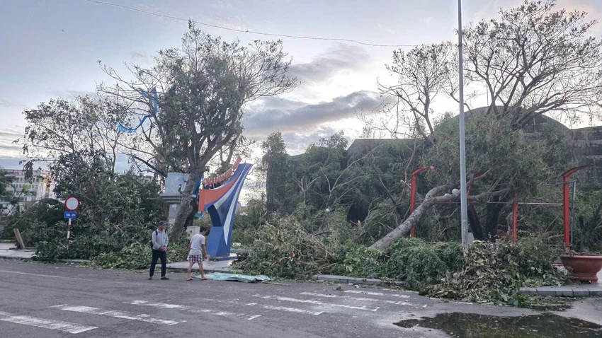 Bão số 13 gây nhiều thiệt hại, hàng trăm cuộc gọi cầu cứu, chính quyền túc trực xuyên đêm ứng phó - 13