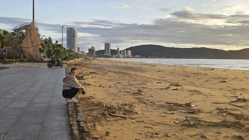 Bão số 13 gây nhiều thiệt hại, hàng trăm cuộc gọi cầu cứu, chính quyền túc trực xuyên đêm ứng phó - 14