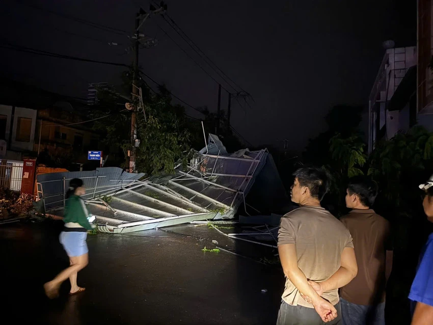 Bão số 13 gây nhiều thiệt hại, hàng trăm cuộc gọi cầu cứu, chính quyền túc trực xuyên đêm ứng phó - 18