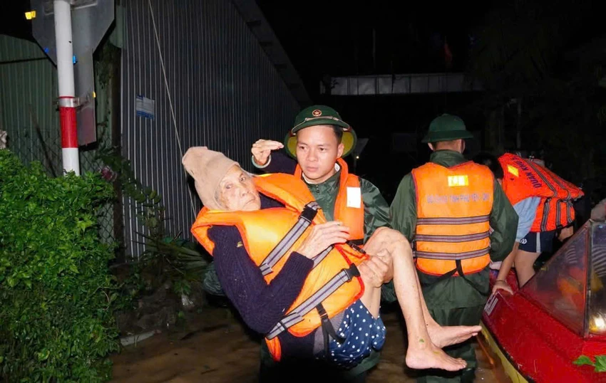 Bộ Chỉ huy Quân sự tỉnh Đắk Lắk đã cơ động lực lượng, phương tiện cứu hộ người dân bị cô lập. Ảnh: LP