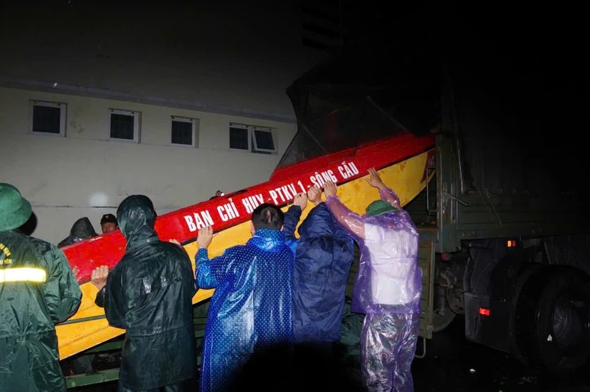 Ban Chỉ huy Phòng thủ khu vực 1 - Sông Cầu đã cứu hộ 4 người thuộc gia đình ông Trần Bình, thôn Long Phước, xã Xuân Thọ bị cô lập. Ảnh: LP