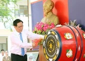 Học sinh hào hứng trò chuyện cùng robot trong lễ khai giảng ảnh 14 Phó Thủ tướng Vương Đình Huệ về Thái Bình vui hội khai trường