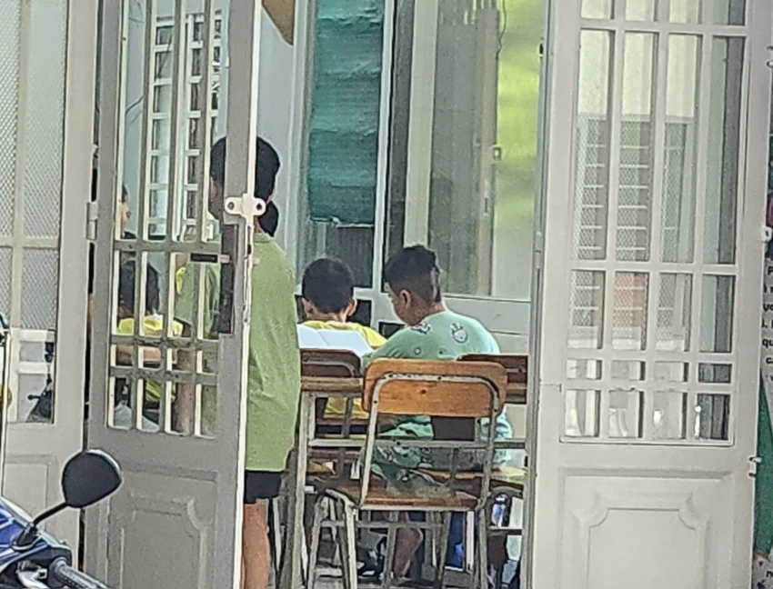 Học sinh đến lớp học thêm sau giờ học chính khoá. Ảnh: NGUYỄN QUYÊN day-them-6636-7711.jpg
