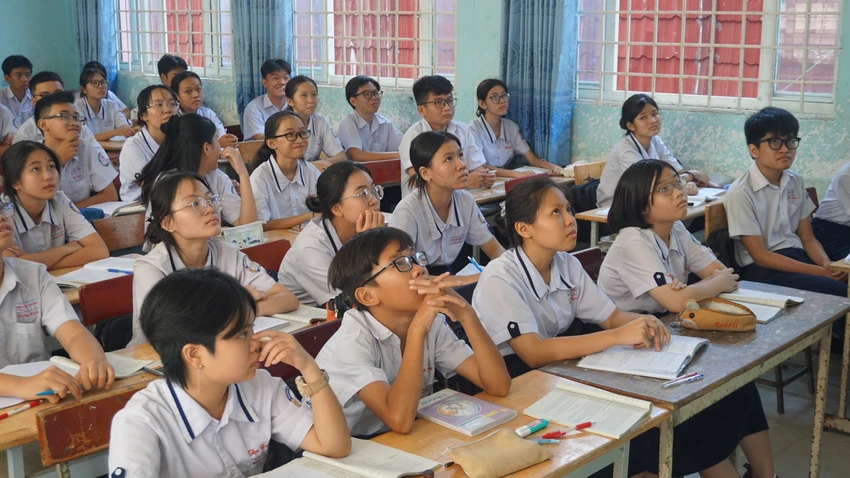 Học sinh lớp 9 Trường THCS Nguyễn Hiền, quận 12 trong một giờ học. Ảnh: NGUYỄN QUYÊN thi vào lớp 10