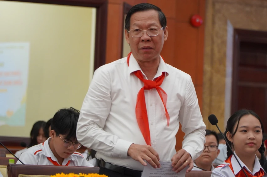 Chủ tịch UBND TP.HCM Phan Văn Mãi phát biểu tại buổi gặp gỡ sáng nay. Ảnh: NQ z5497095242153_99b7e9f81aa6f08422d976c756a024ac.jpg