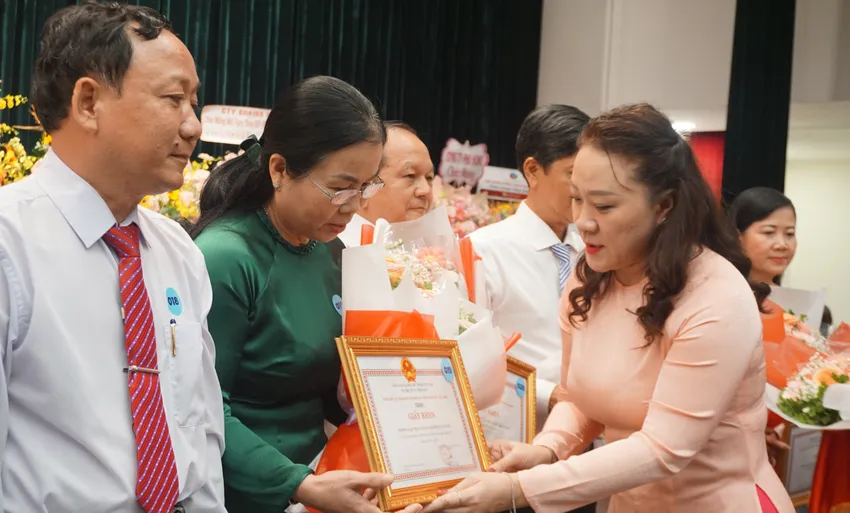 Bà Lâm Hồng Lãm Thuý, Trưởng phòng Giáo dục Tiểu học, Sở GD&ĐT TP.HCM tặng giấy khen cho các tập thể đạt thành tích xuất sắc trong năm học. Ảnh: NGUYỄN QUYÊN học 2 buổi