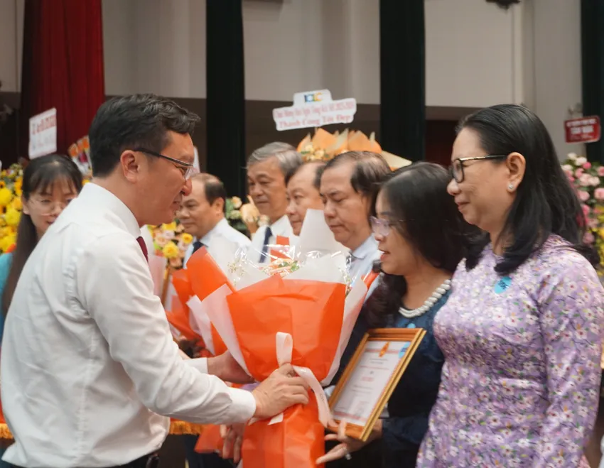 Ông Nguyễn Bảo Quốc, Phó Giám đốc Sở GD&ĐT TP.HCM tặng giấy khen cho các tập thể đạt thành tích xuất sắc trong năm học vừa qua. Ảnh: NGUYỄN QUYÊN hoc-2-buoijpg.jpg