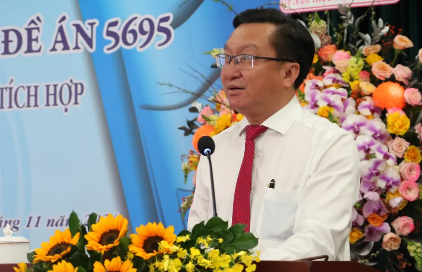 Ông Nguyễn Bảo Quốc, Phó Giám đốc Sở GD&ĐT TP.HCM phát biểu tại hội thảo chiều nay. Ảnh: TT tiếng Anh tích hợp