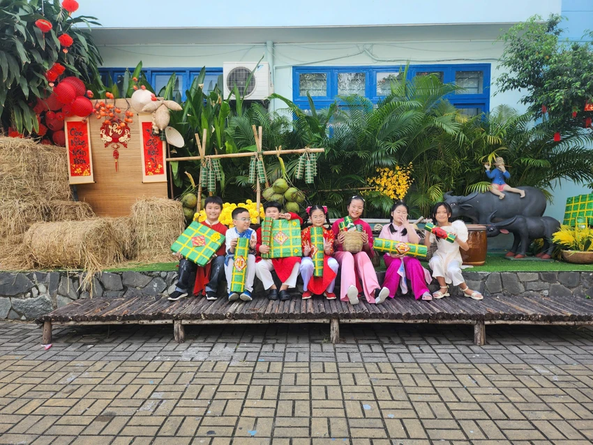 Học sinh cùng nhau check-in trước tiểu cảnh xuân. Ảnh: NGUYỄN QUYÊN 5168a6fae09a5fc4068b.jpg