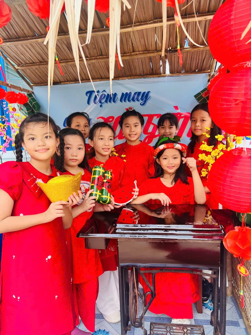 Tiệm may cô Ba Sài Gòn thu hút nhiều học sinh tới tham quan. Ảnh: NTCC 65cb5cbb07dbb885e1ca.jpg