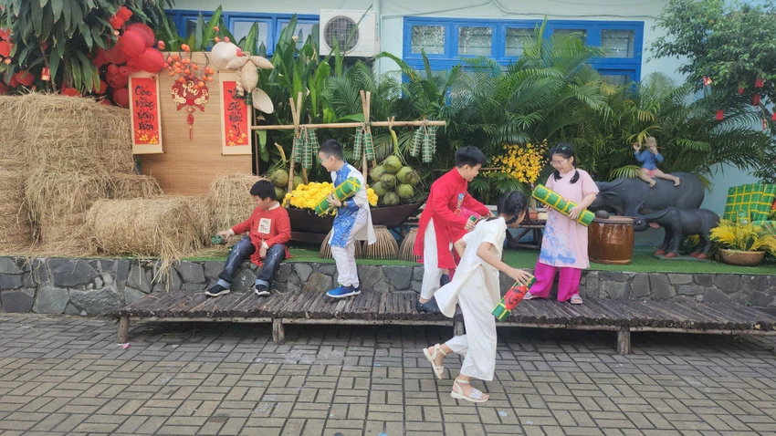 Không gian thu nhỏ của làng quê Việt Nam tại Trường Tiểu học Võ Trường Toản. Ảnh: NGUYỄN QUYÊN 87fb05454325fc7ba534.jpg