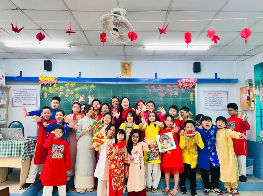 Cô Trần Thị Thanh Tuyền chụp hình cùng với các học trò của mình. Ảnh: TT b0d1d9a482c43d9a64d5.jpg