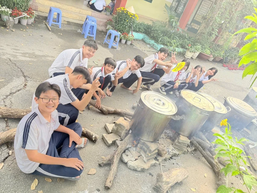 Học sinh Trường THCS Trường Thạnh cùng nhau nấu bánh chưng. Ảnh: NTCC tet.jpg
