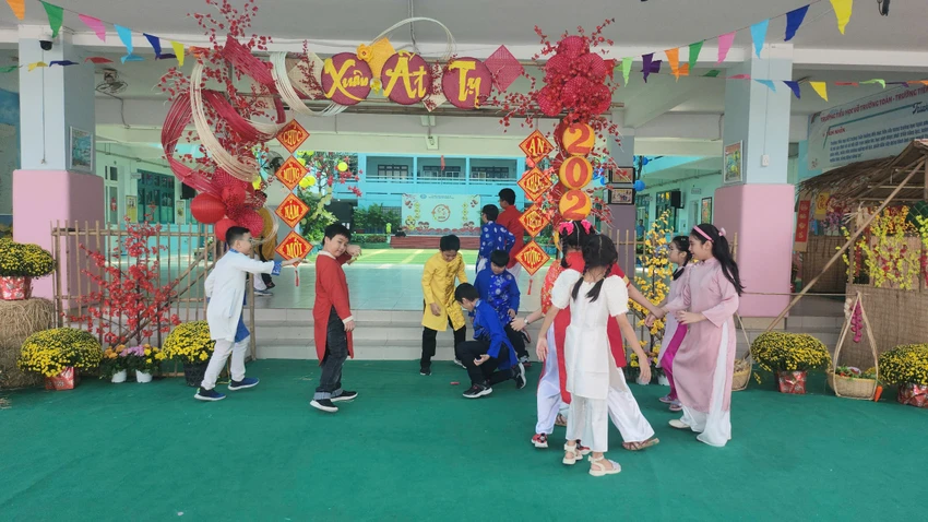Không gian tràn ngập sắc xuân tại Trường Tiểu học Võ Trường Toản, quận 10. Ảnh: NGUYỄN QUYÊN tet-nguyen-dan-1.jpg
