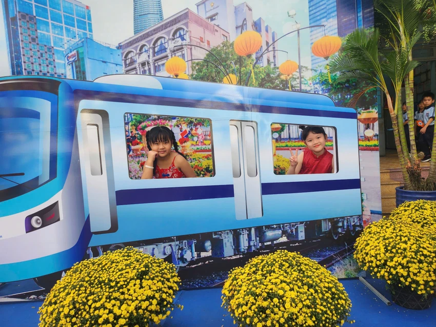 Góc tàu Metro xuất hiện trong tiểu cảnh xuân mang đến cho học sinh những trải nghiệm mới lạ. Ảnh: NGUYỄN QUYÊN Tết Nguyên đán