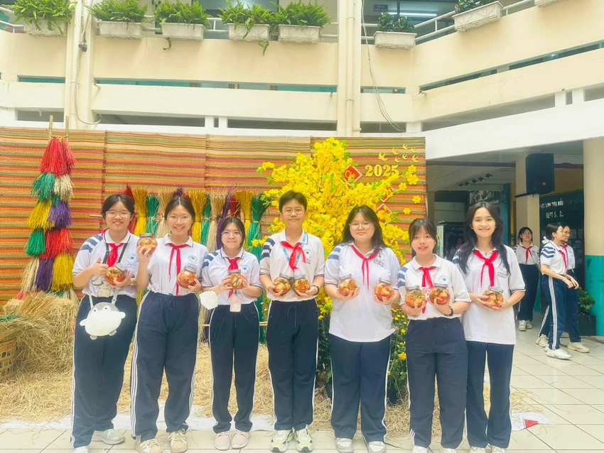 Học sinh Trường THCS Nguyễn Du, quận 1 trải nghiệm làm kim chi. Ảnh: FANPAGE TRƯỜNG tet-nguyen-dan-1.jpg