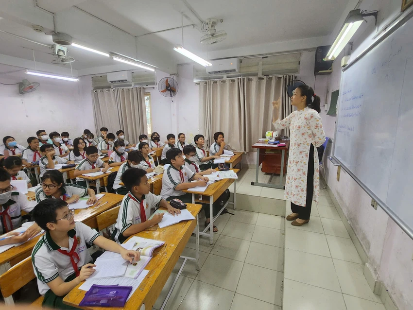Theo Thông tư 29 quy định về dạy thêm, học thêm, việc dạy thêm trong trường miễn phí đối với học sinh. Trong ảnh, một giờ học của cô trò Trường THCS Hà Huy Tập, quận Bình Thạnh. Ảnh minh hoạ: NGUYỄN QUYÊN quy định về dạy thêm