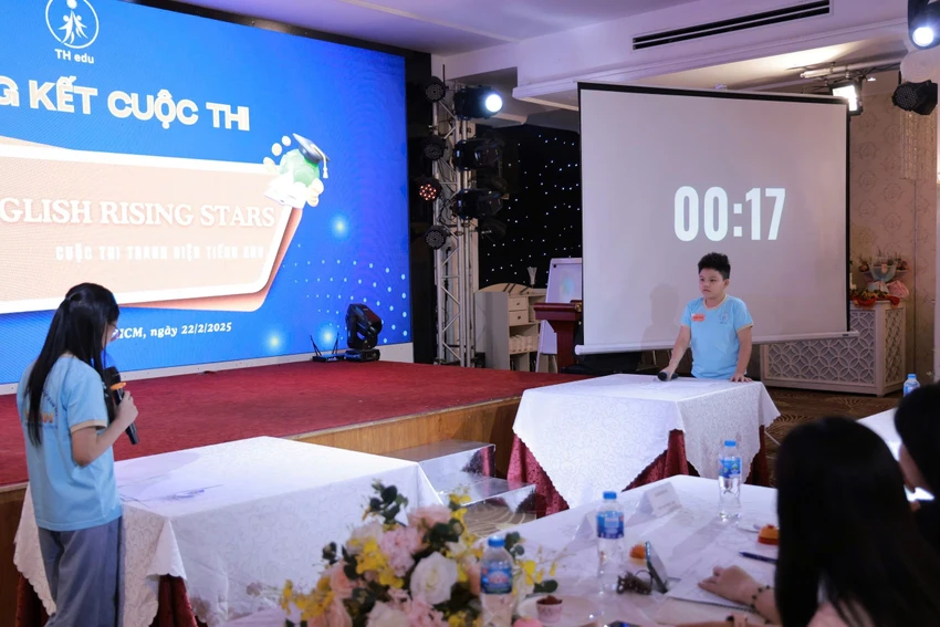 Phần thi của em Đặng Minh Hoà (trái) và Hoàng Ngọc Đông Phương tại cuộc thi hùng biện tiếng Anh. Ảnh: BTC học sinh tiểu học