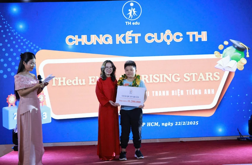 Bà Nguyễn Thị Song Trà, Giám đốc Công ty TNHH Giáo dục và Đào tạo TH (THedu) trao giải quán quân cho em Đặng Minh Hoà. Ảnh: BTC hoc-sinh-tieu-hoc.jpg
