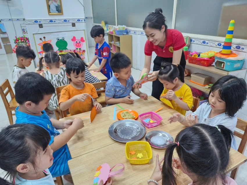 Một tiết học của cô trò Trường Mầm non Thanh Bình, TP Thủ Đức. Ảnh: NGUYỄN QUYÊN hoàn trả học phí