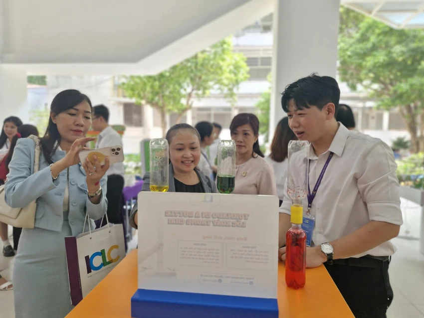 Cán bộ quản lý các trường trải nghiệm các mô hình tại hội nghị. Ảnh: NQ Unknown.jpg