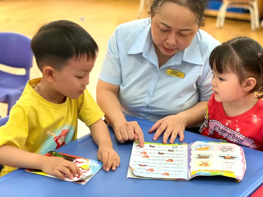 Một tiết học của cô trò Trường Mầm non Tân Tạo, quận Bình Tân. Ảnh: THU HIỀN mien-hoc-phi-toan-bo-hoc-sinh-1.jpg