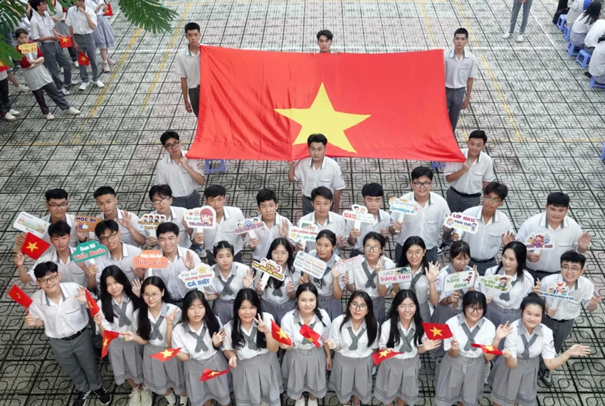 TP.HCM thực hiện miễn học phí cho toàn bộ học sinh từ năm học tới. Trong ảnh: Học sinh Trường THPT Võ Văn Kiệt, quận 8, trong lễ khai giảng năm học. Ảnh: NTCC miễn học phí toàn bộ học sinh