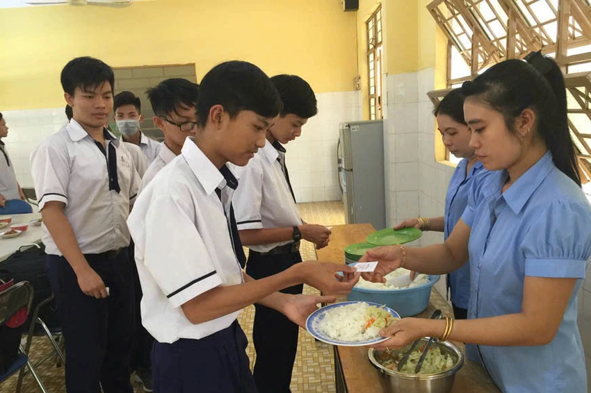Bữa cơm tình thương tại Trường THPT Đa Phước, huyện Bình Chánh. Ảnh: NTCC mien-hoc-phi-toan-bo-hoc-sinh-2.jpg