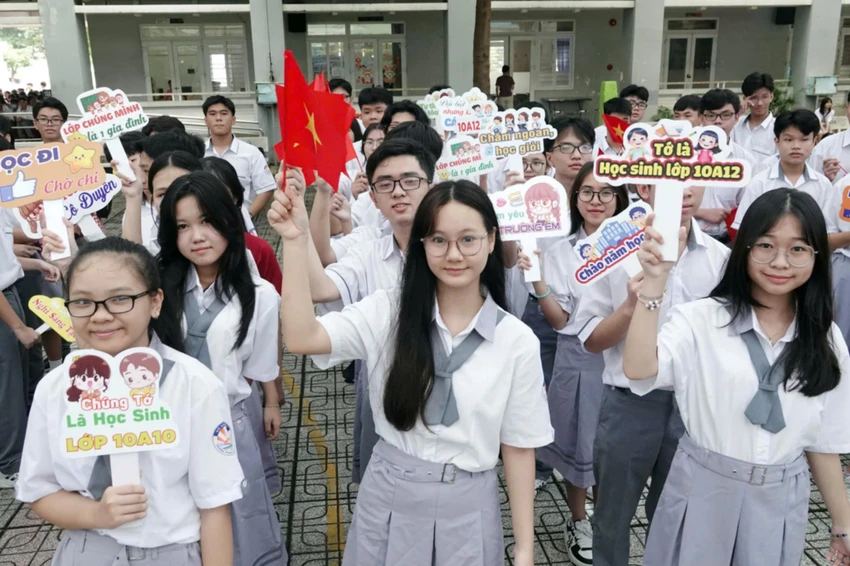 Học sinh Trường THPT Võ Văn Kiệt, quận 8. Ảnh: HỒNG ANH mien-hoc-phi-toan-bo-hoc-sinh-4.jpg