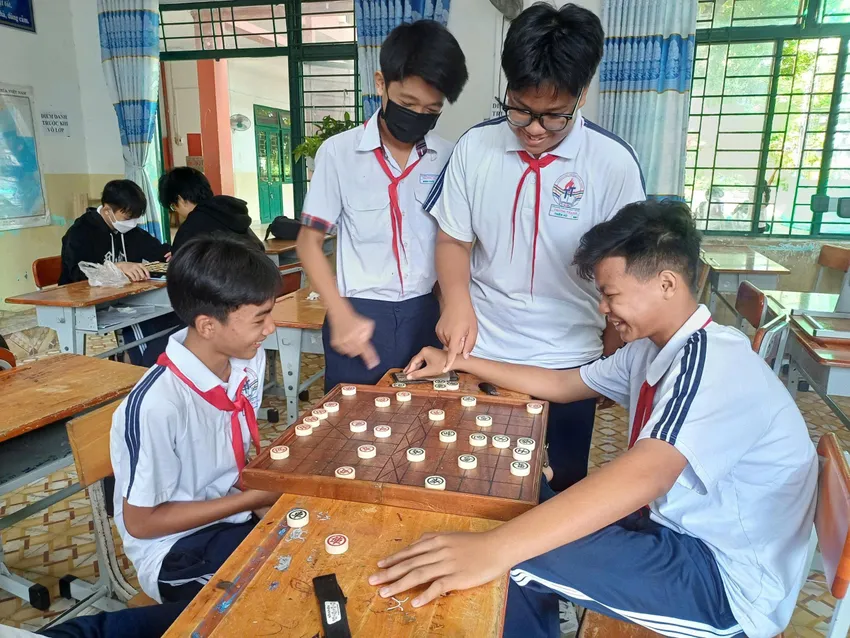 Học sinh Trường THCS Trường Thạnh chơi cờ tướng khi ra chơi. Ảnh: NTCC 10b281b8df8469da3095.jpg
