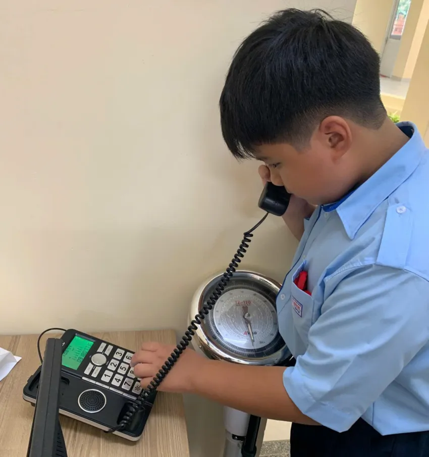 Học sinh Trường THCS Nguyễn Thái Bình liên hệ với gia đình qua điện thoại bàn của trường. Ảnh: NTCC 66be35ee13d1a58ffcc0.jpg