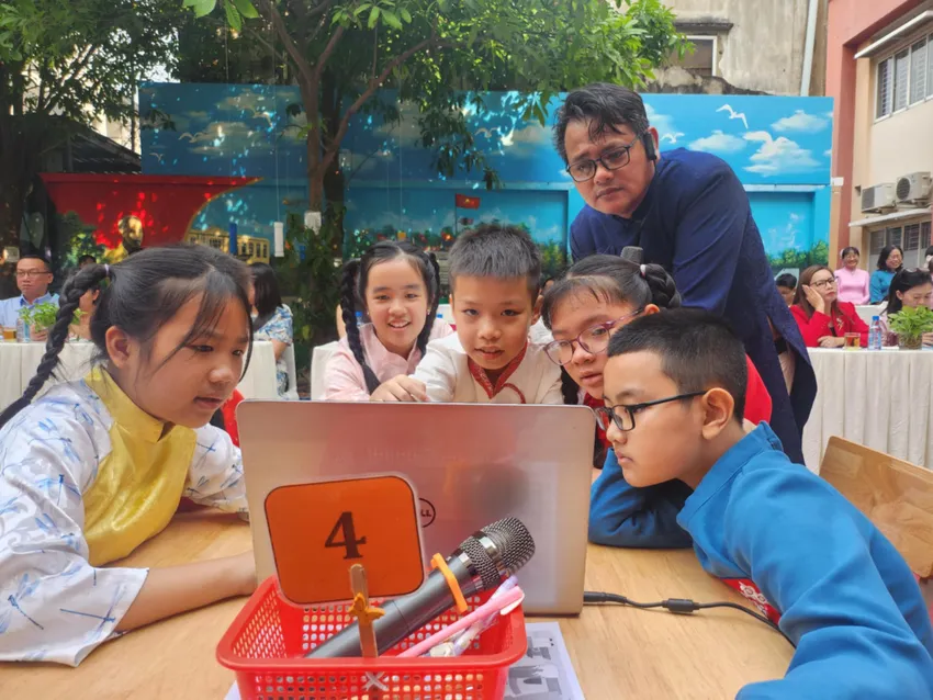 Một tiết học ngoài trời của thầy trò Trường Tiểu học Đặng Trần Côn, TP.HCM. Ảnh: NGUYỄN QUYÊN dạy học 2 buổi/ngày