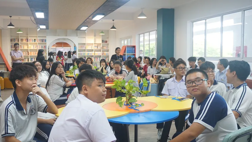 Các em lớp chuyên địa sinh hoạt bộ môn chuyên tại thư viện thông minh của trường. Ảnh: NQ truong-thpt-chuyen-tran-dai-nghia-5.JPG