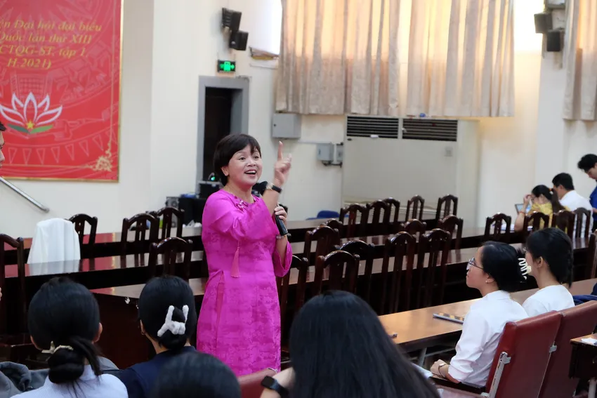 TS Phạm Thị Thuý trong một buổi trò chuyện. Ảnh: NVCC cach-ly-hoc-sinh-vi-pham-1.jpg